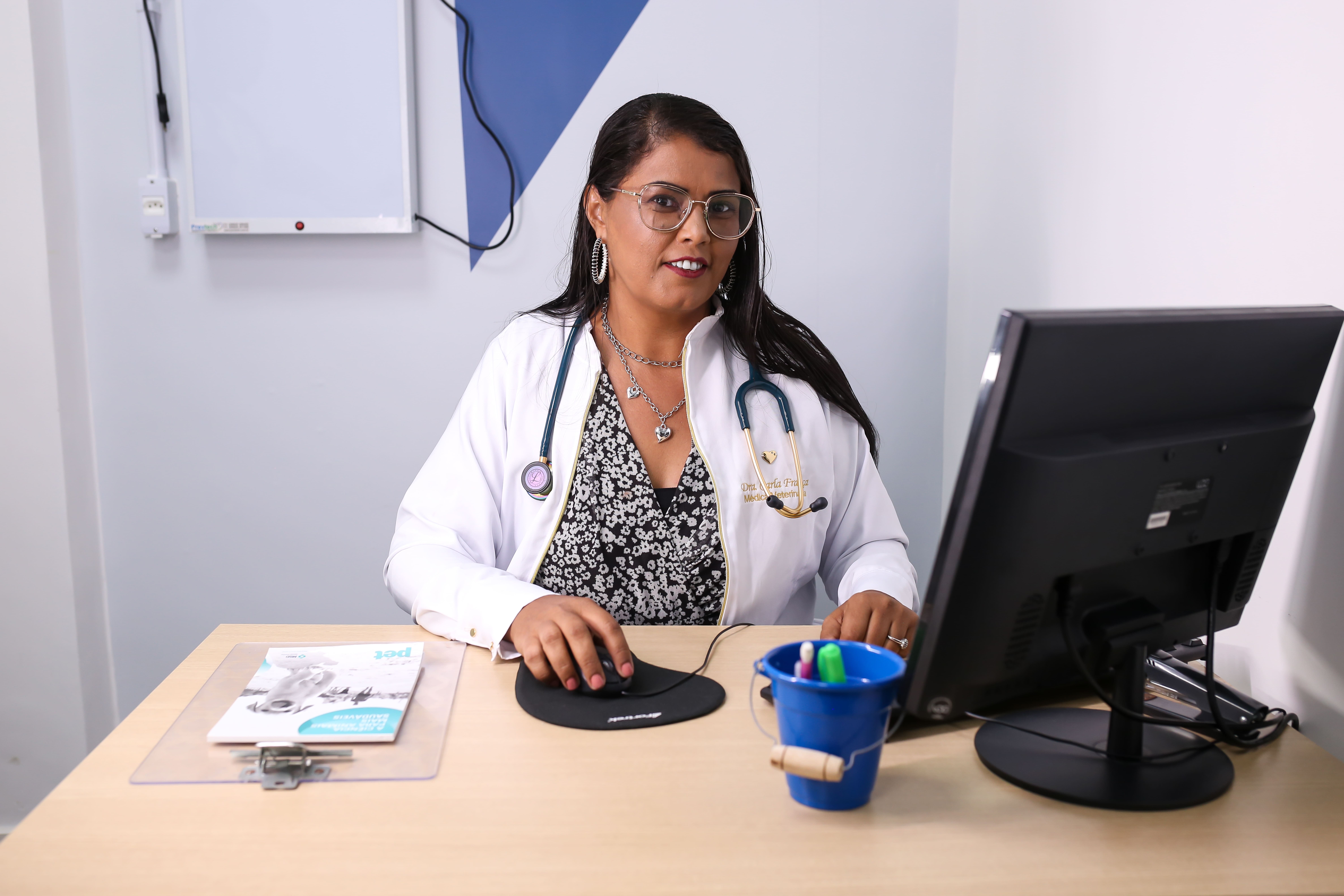 Médica Veterinária registrada sob o CRMV-BA 8747, a Dra. Carla França de Macedo dedica-se à saúde e ao bem-estar de cães e gatos em Candeias, Bahia. Com foco em gestão clínica e interpretação diagnóstica, seu consultório foi estabelecido na cidade há um ano e meio, trazendo um atendimento pautado na precisão de exames laboratoriais e no cuidado preventivo. Unindo o rigor científico à experiência prática de quem convive com uma grande família multiespécie em casa, a Dra. Carla oferece diagnósticos assertivos e planos de tratamento personalizados para garantir a longevidade e a qualidade de vida dos animais de estimação